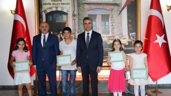 Zafer Türk Ortaokulu Öğrencimiz Çetin SOLUN´a Ödülünü Valimiz Verdi