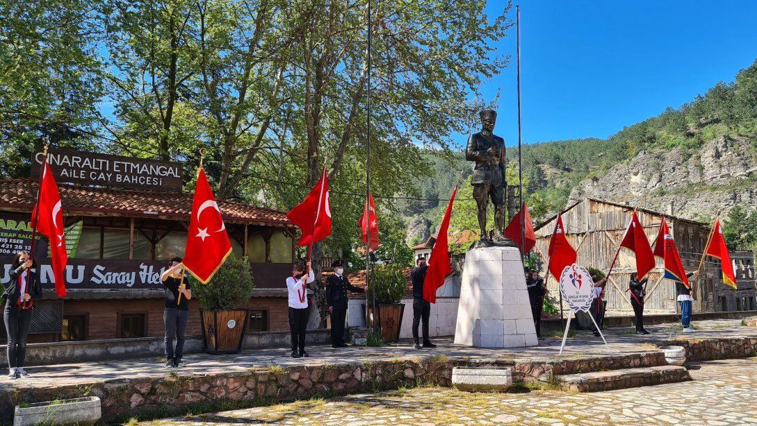 Atatürk'ü Anma Gençlik ve Spor Bayramı Çelenk Sunma Törenimizi Yaptık
