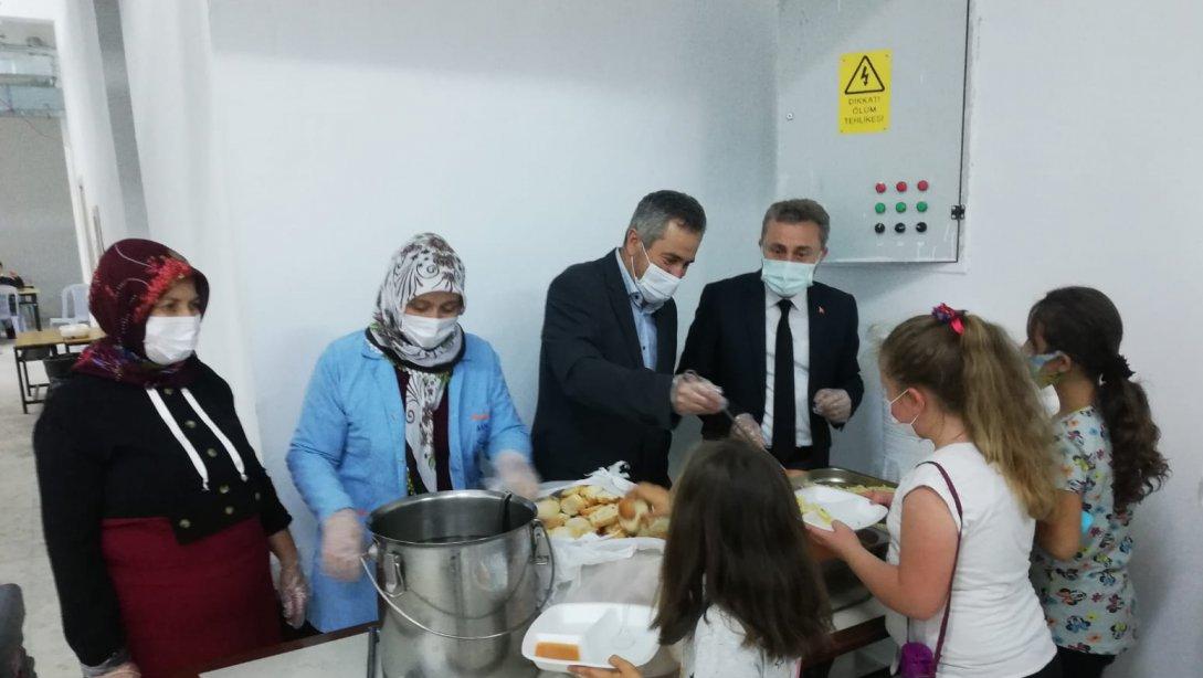 İlçe Milli Eğitim Müdürü Dumlupınar İlkokulu öğrencileriyle yemekte biraraya geldi. 